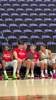耐心学习！杨瀚森赛前和工作人员一同分析录像，听得非常仔细呀！